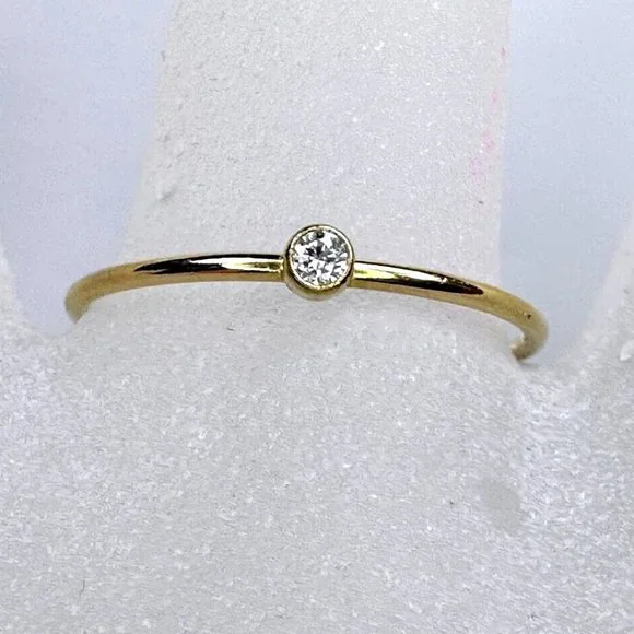 14K yellow gold 0.03ct G/VS2 round brilliant Solitaire Diamond stackable ring - Picture 7 of 8